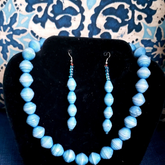 Handmade paper necklace and earrings. - Picture 6 of 6